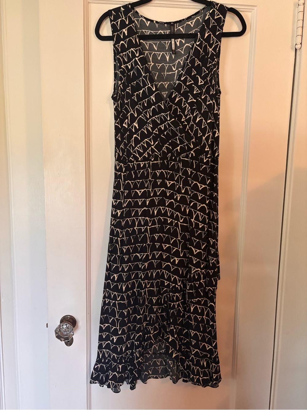 Sleeveless Black and White Patterned V-Neck midi Dress